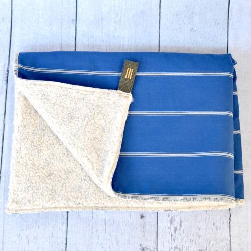 Newport Blaue gestreifte Decke für den Großhandel von Finnegan’s Standard Goods