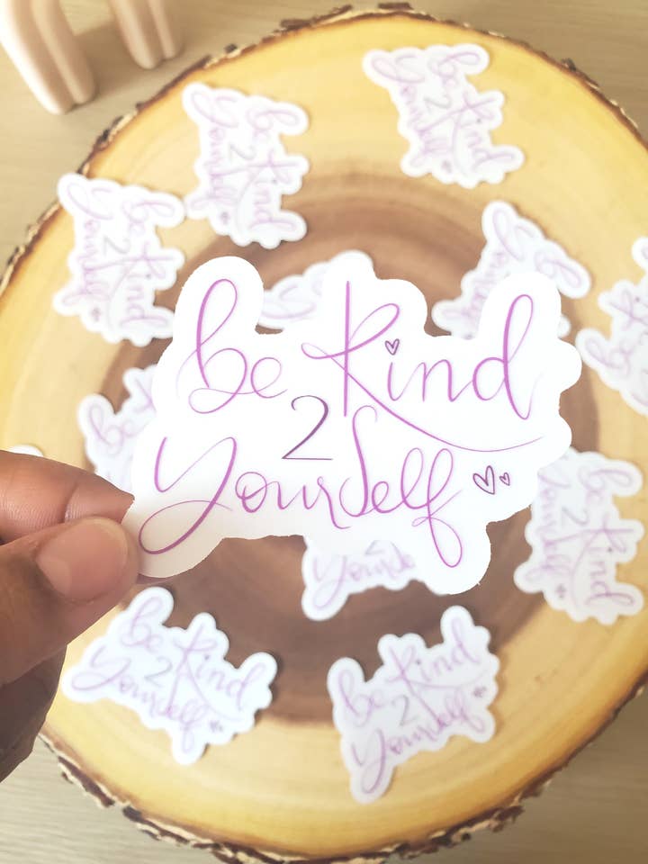 Klar Vær God Mod Dig Selv Klistermærke (7,6 x 5,6 cm) for engroshandel hos Turiberry