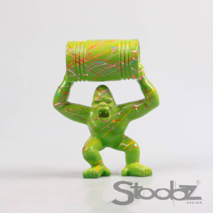 Imhof & Stevens BV - Wholesale Decorative Figurine - GORILLA M/OIL CAN 4 ASS F/R/G/O SPRAY 21 CM STOOBZ DESIGN2