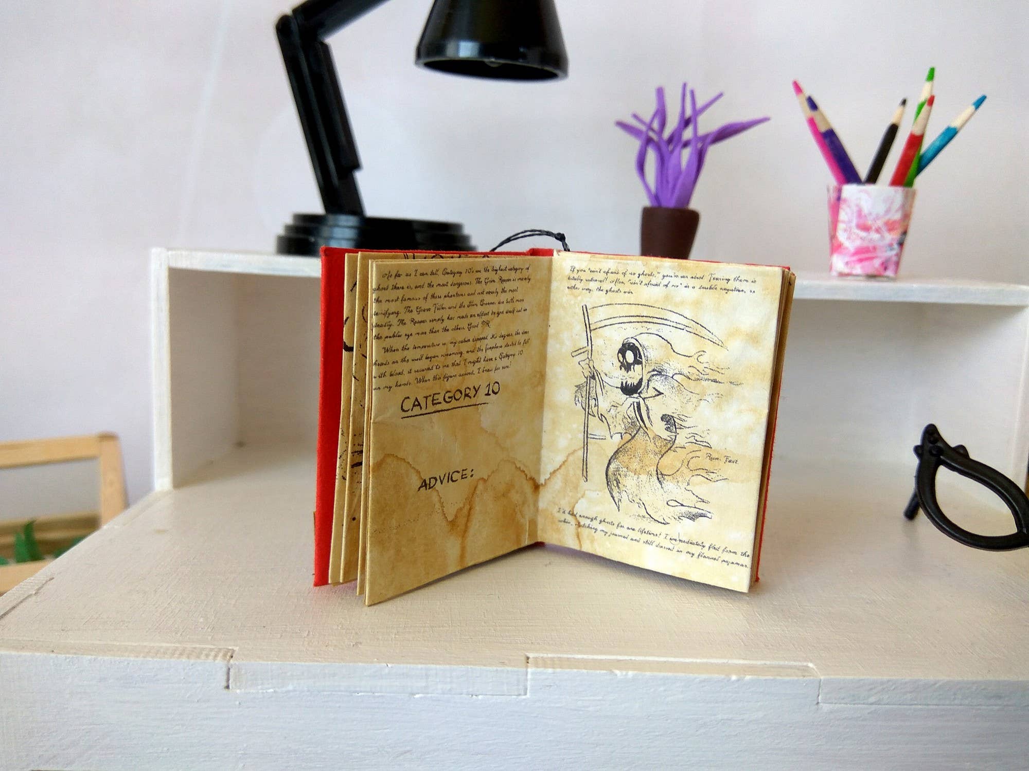 Lenasminiland - Vente Accessoire de poupée – enfant - Livre d'automne miniature Gravity avec pages de texte. Mystery Shack8