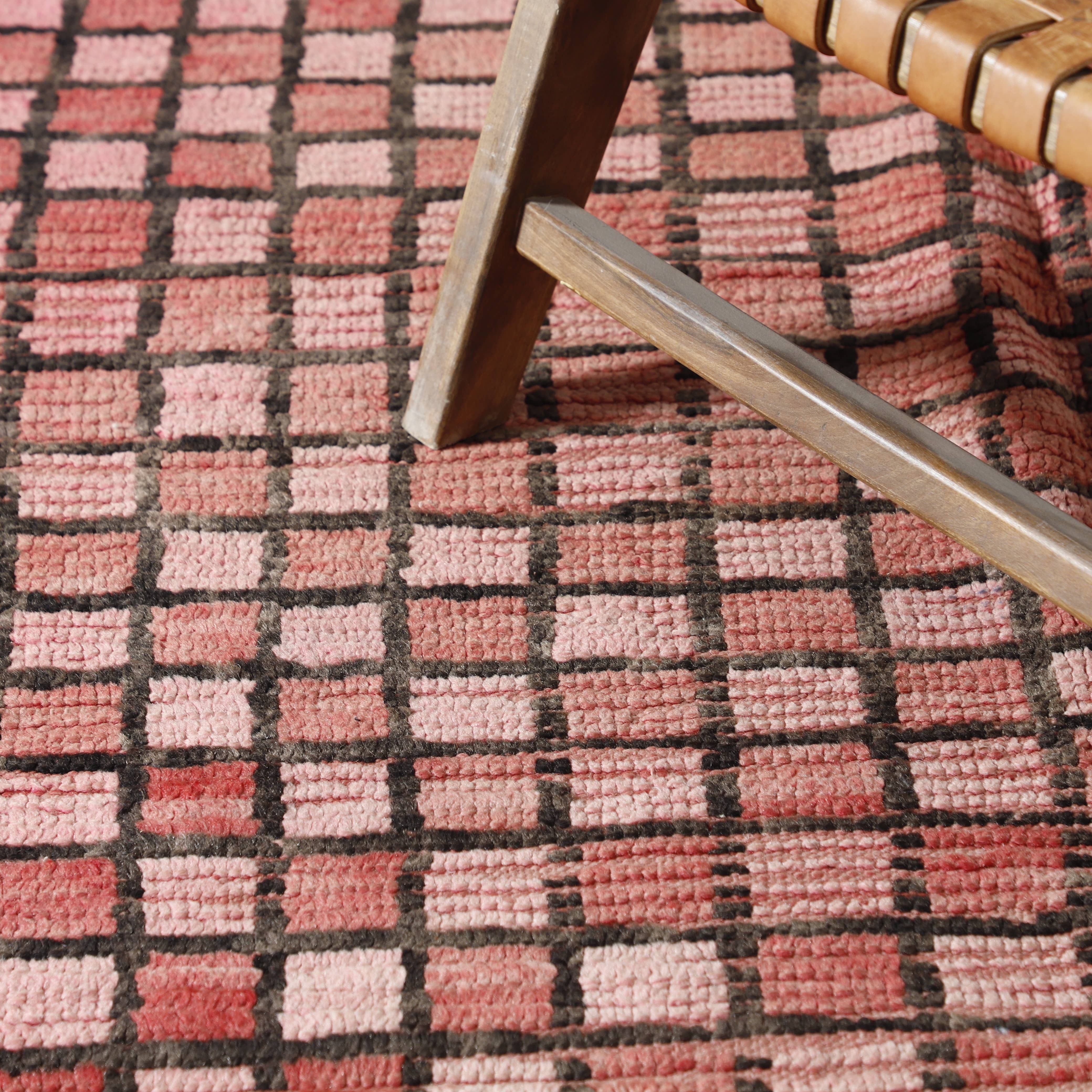 MUSMUSRUGS - Wholesale Area Rug - Pink Checkered Moroccan Wool Rug – Berber Grid Design3