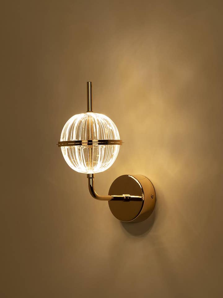 Carina Globe Transparent Akryl Guld LED Vägglampa 14 cm för wholesale av HEKA LIGHTING & TRADING LTD