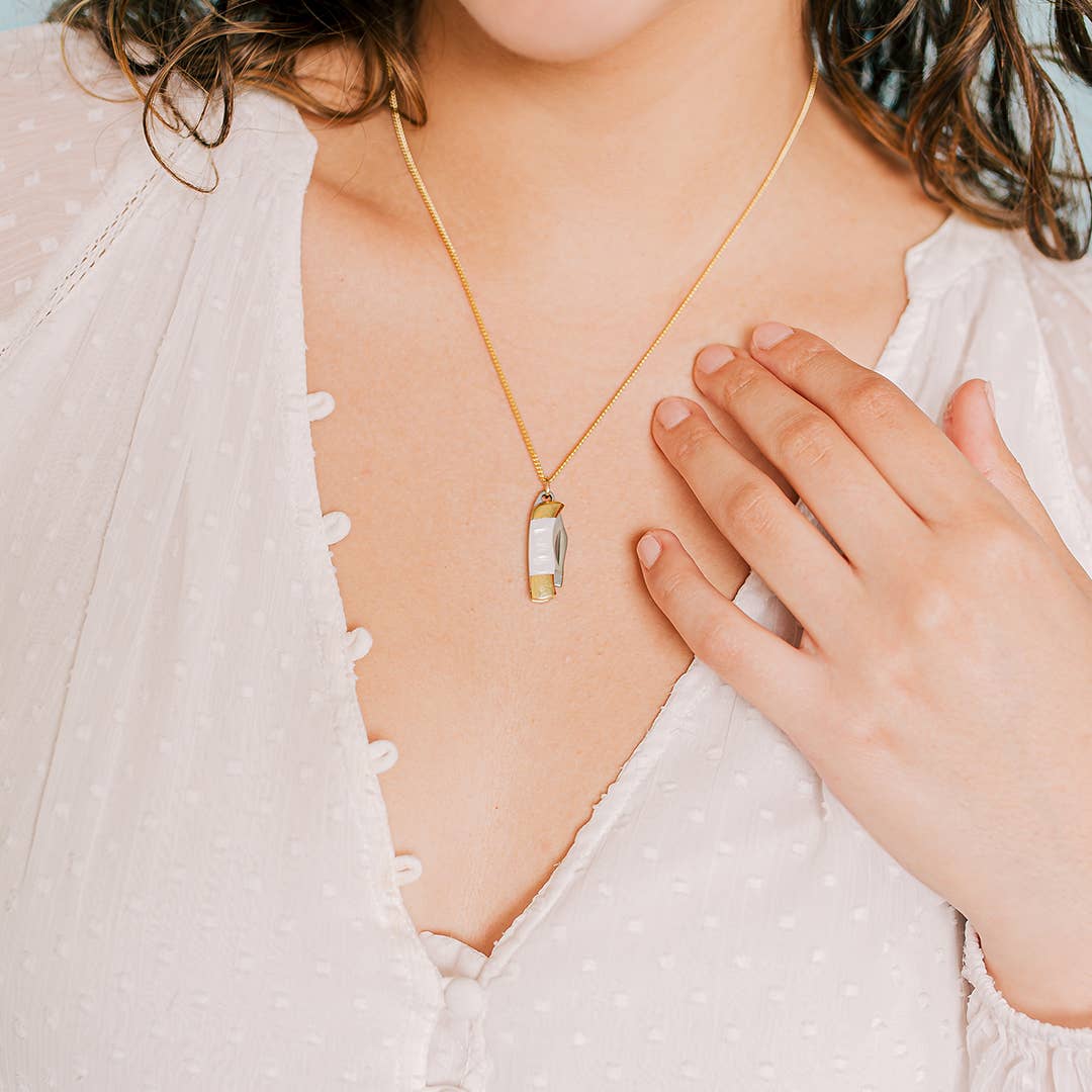 Ornamental Things - Wholesale Halskettinghanger - Klein parelhandgreepmes op gouden ketting1