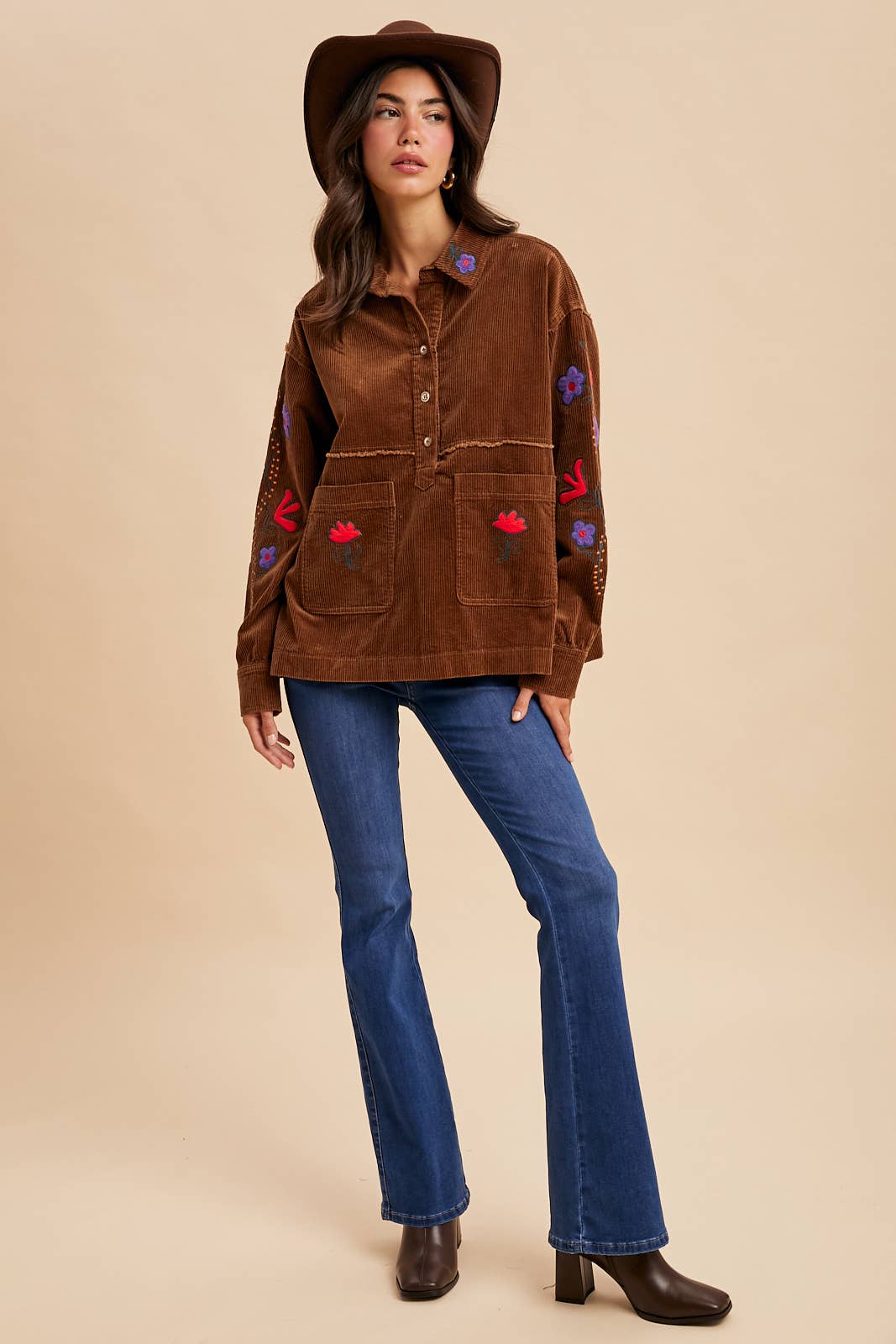 In Loom – Großhandel Hemd mit Button-down-Kragen – Damen – CORD-HENLEYSHIRT MIT STICKEREI13