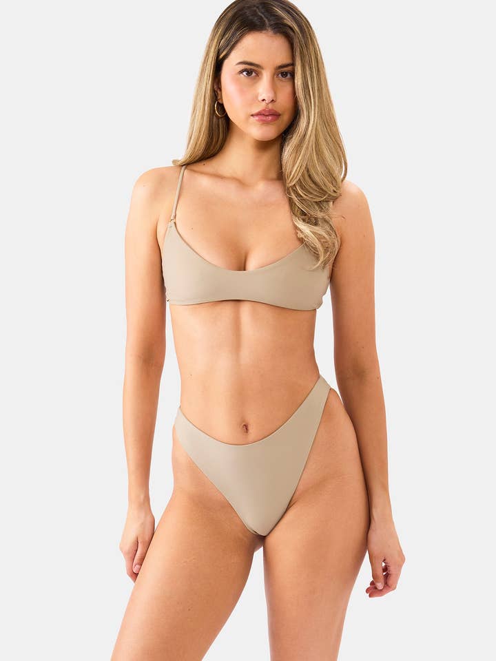 Rhodes Top Nyud de Bain Sportif Sable à Encolure Échancrée avec Anneaux Dorés pour la vente par Nyud Swim