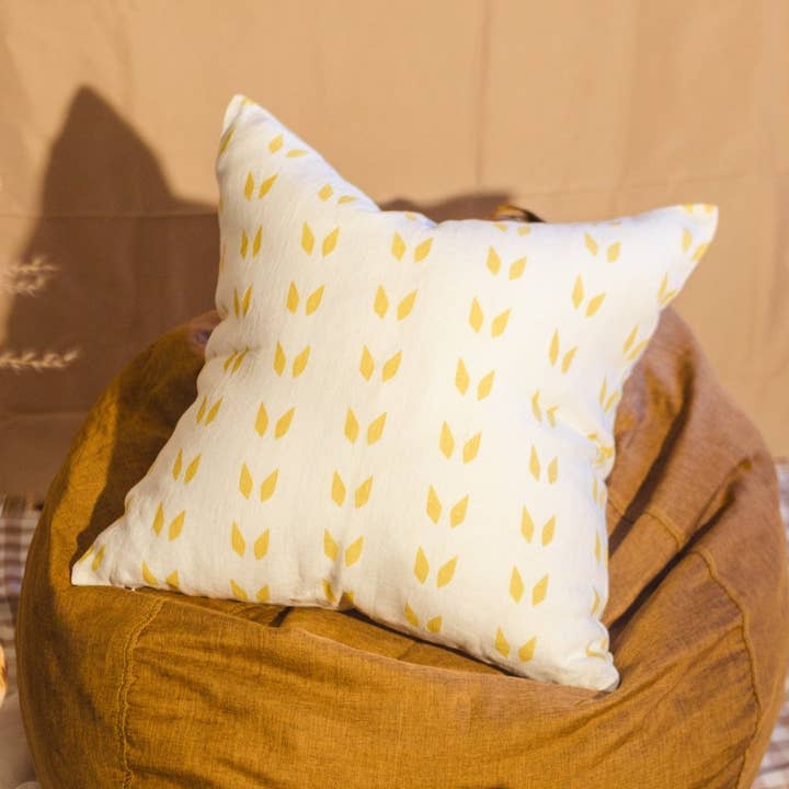 Cuscino in puro lino Terra - Bianco - Senape per la vendita all'ingrosso da parte di Banyan & Birch | Artisanal Home Linens