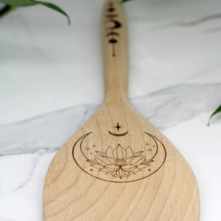 Three Witches Tea Shop - Vendita all'ingrosso Spatole - Spatola in legno inciso Lotus Moon1