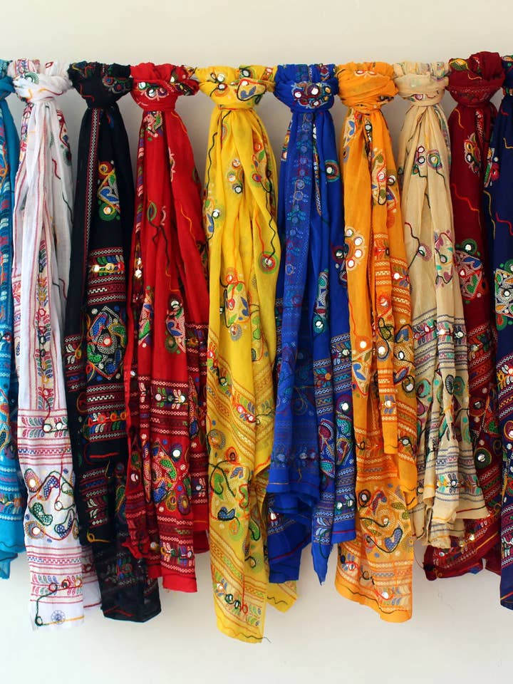 Stola Dupatta Phulkari Ricamata Multicolore 5 Pezzi per la vendita all'ingrosso da parte di GYPSY STUDIO