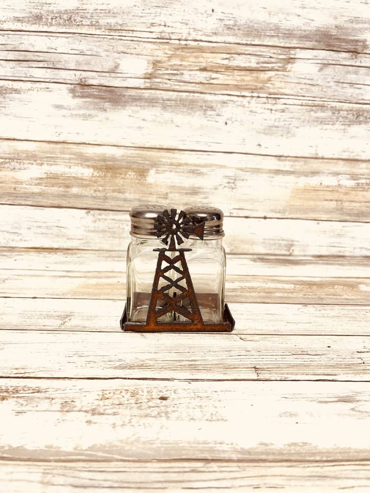 Ensemble salière et poivrière en métal rustique Windmill pour la vente par Universal Ironworks USA