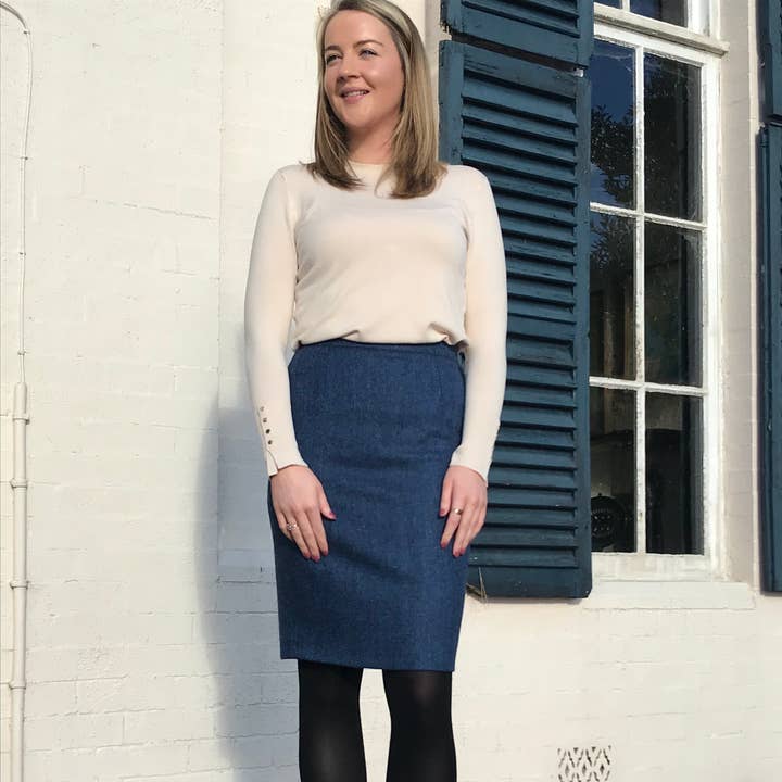 Stile 860S: Gonna dritta con piega a ventaglio sul retro per la vendita all'ingrosso da parte di Brendella Skirts