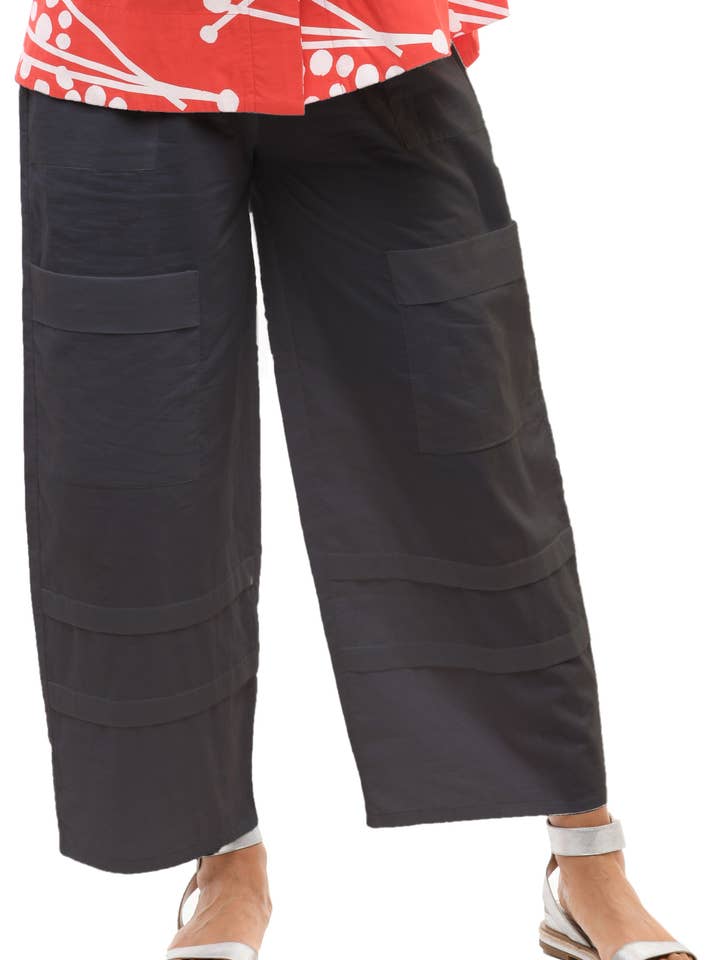 Pantalon Metro CV143 en noir* pour la vente par Tulip Clothing