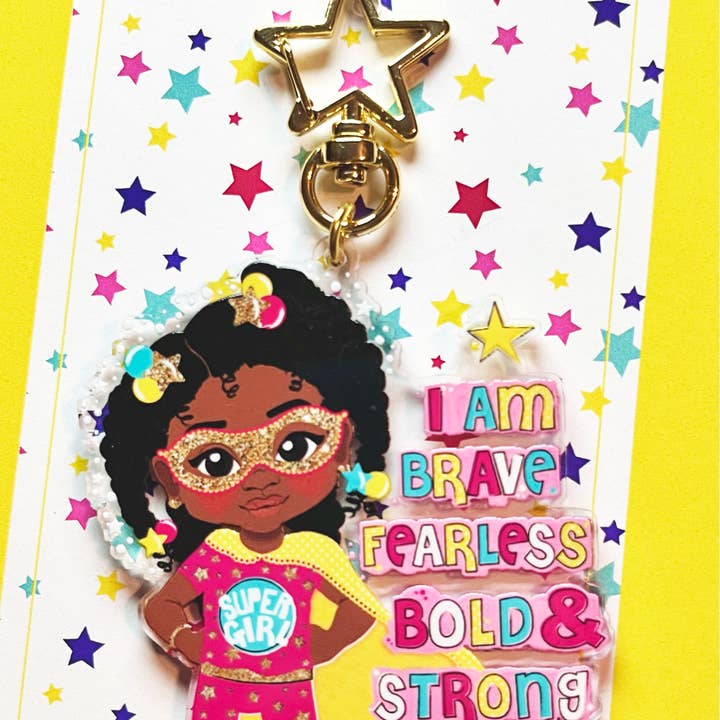 Fefus Designs – wholesale Nyckelring - Barn – Svart tjej superhjälte nyckelring – Stärkande återvunnen akryl väska charm för barn | Afro tjej nyckelring av Fefus Designs2
