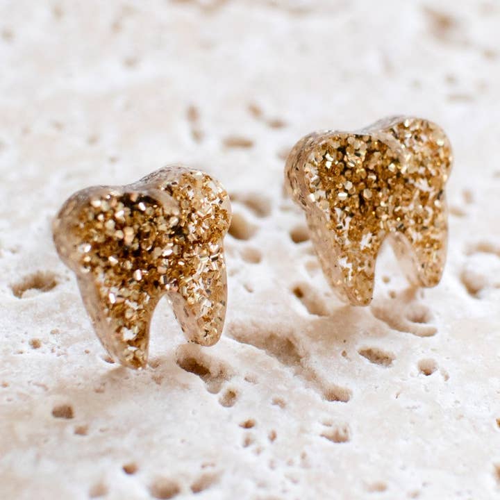 Boucles d'oreilles dents en or pour la vente par Finest Imaginary