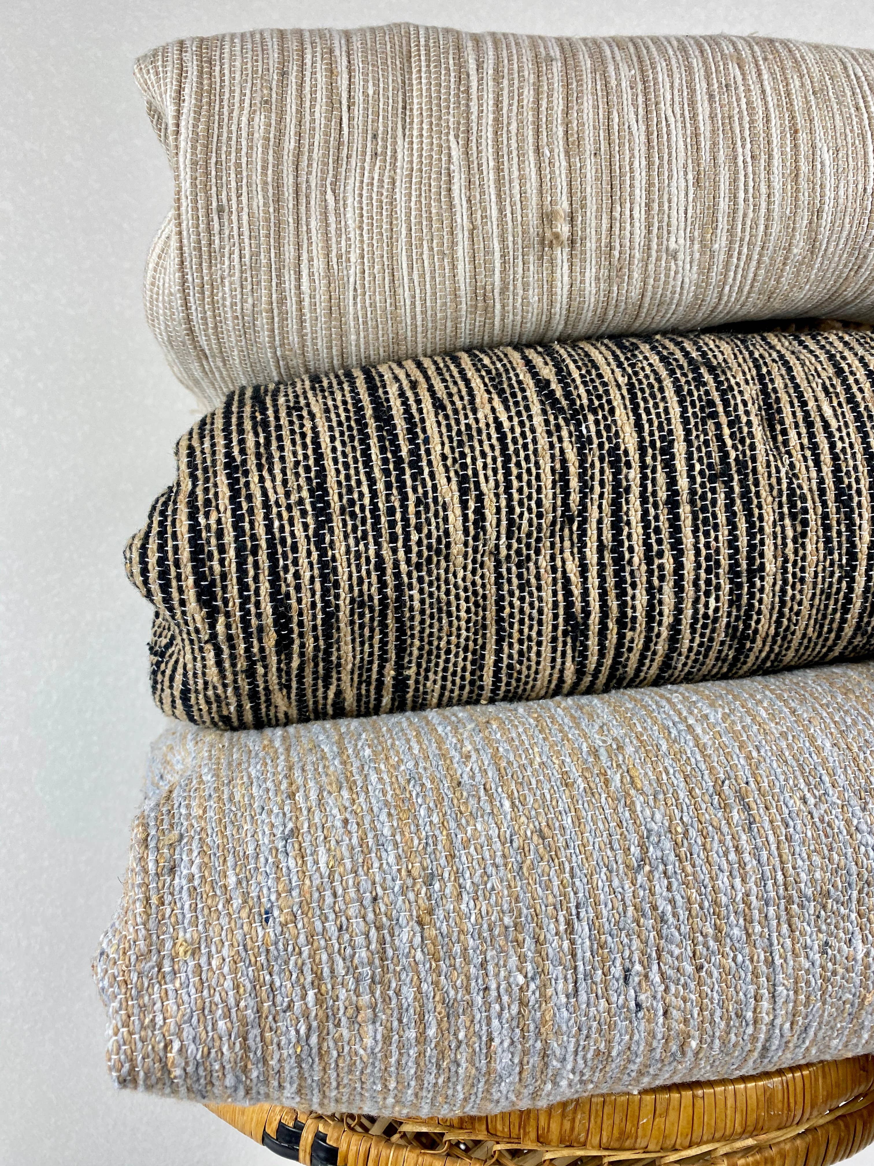 Eclectic Collective – Großhandel Überwurfdecke – Pom-Pom Decke in Tan/Grau6