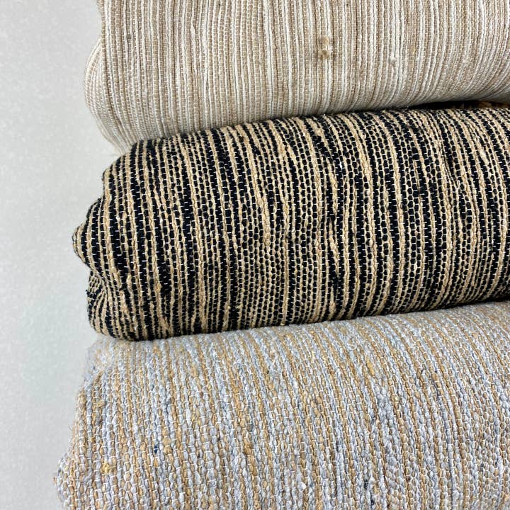 Eclectic Collective – Großhandel Überwurfdecke – Pom-Pom Decke in Tan/Grau6