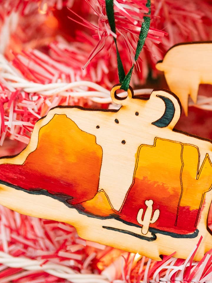 Västra Sedona Öken Berg Träprydnad för wholesale av Pink Puddle Studio