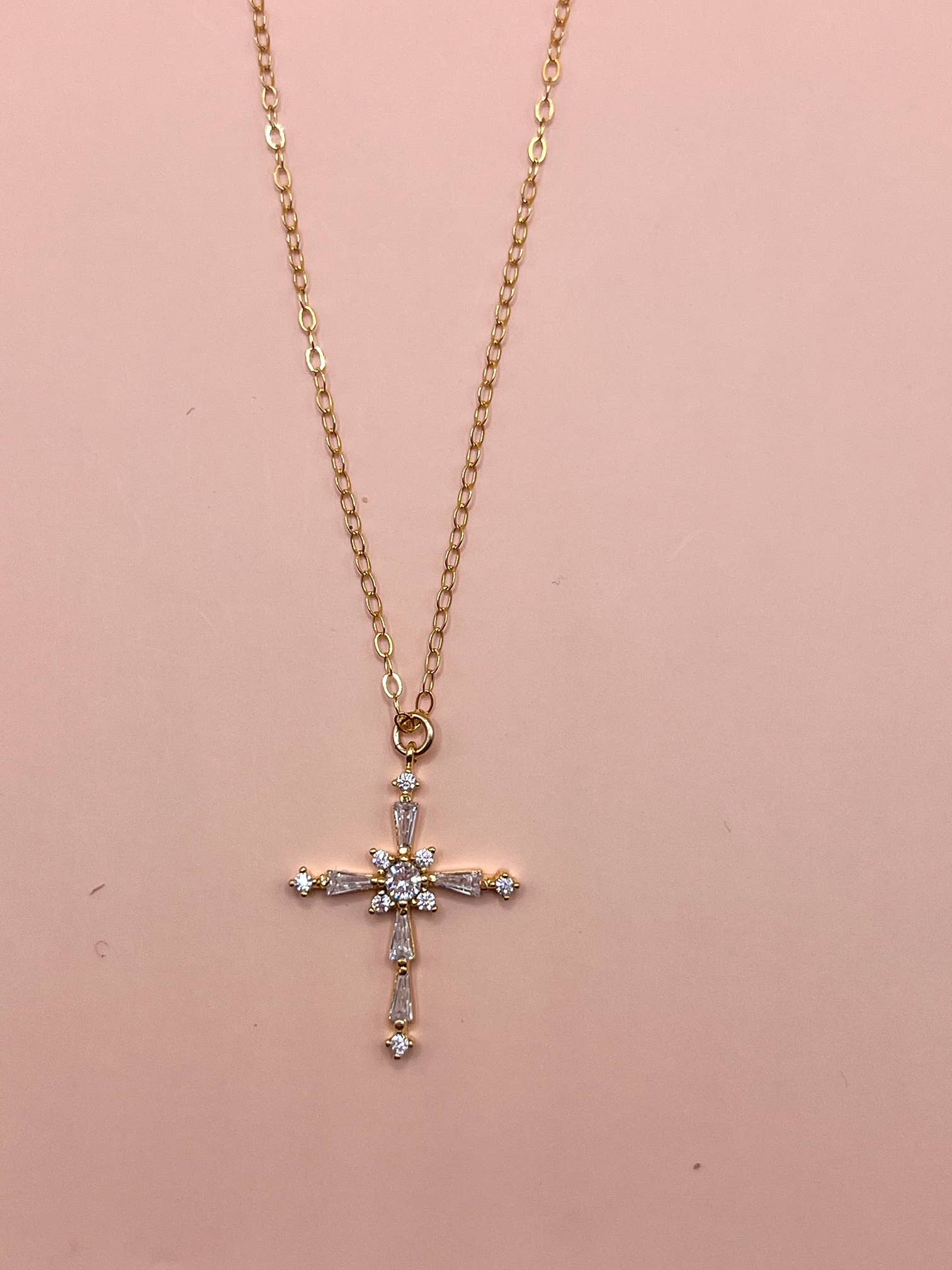 Prosecco Rose Boutique – Engroshandel Halskæde med vedhæng – Klar kors halskæde (guld fyldt)1
