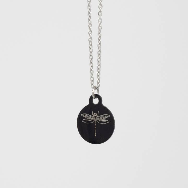 Collier en acier inoxydable noir libellule illustrée pour la vente par Mama Peacock LLC