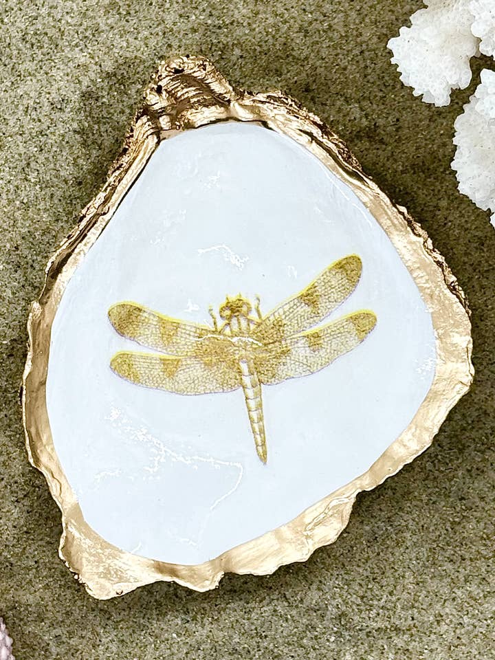 Goldfarbene Schmuckschale mit Libellen-Austern für den Großhandel von Alison Brooke Designs