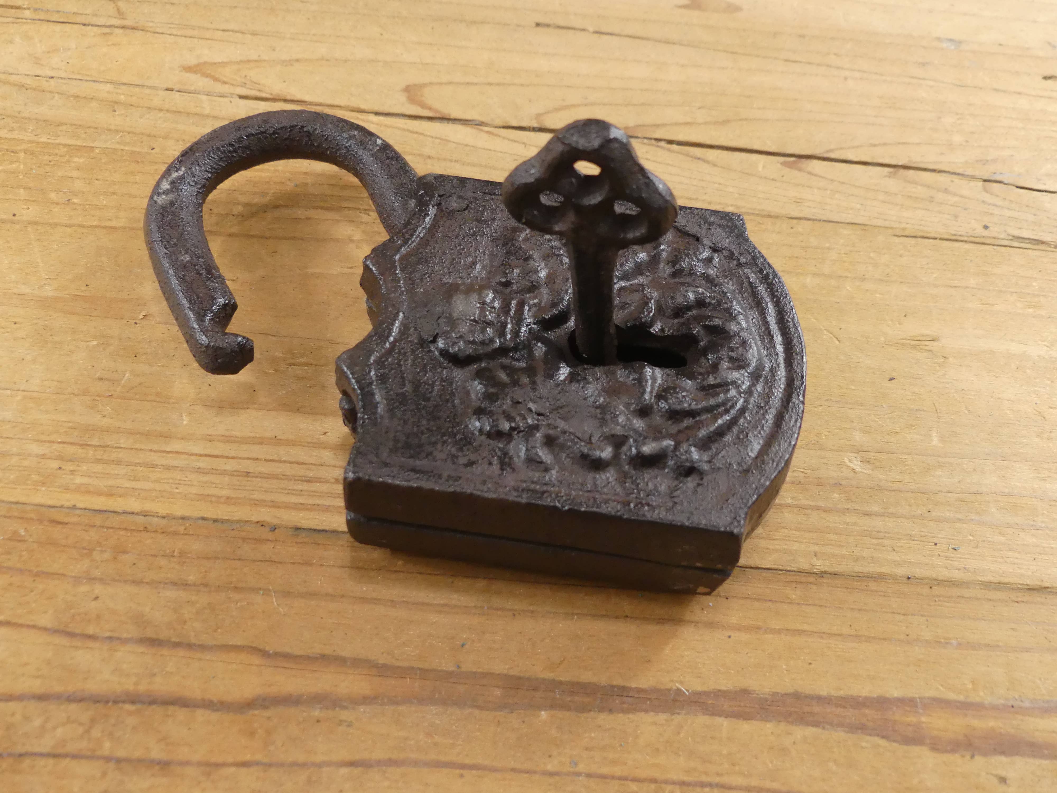 Midwest Craft House - Wholesale Decorative Tabletop Object - LARGE CAST IRON LOCK AND KEY SET (PROP)0