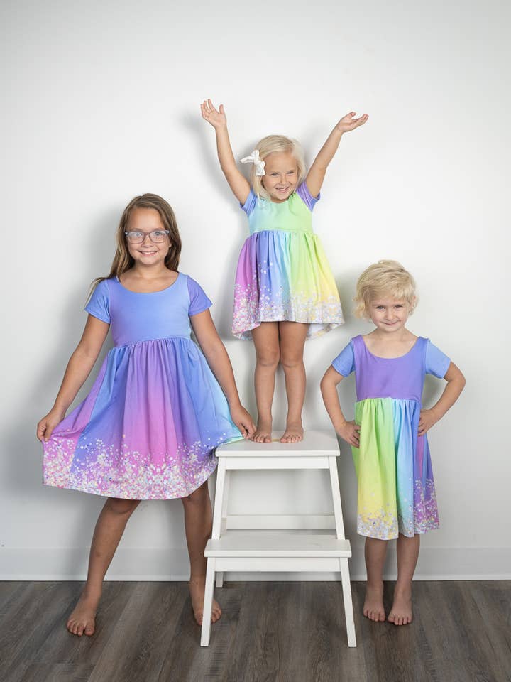 Ombré Regnbue og Holografisk Glitter Vokser Med Mig Kjole for engroshandel hos Redeemed Made New