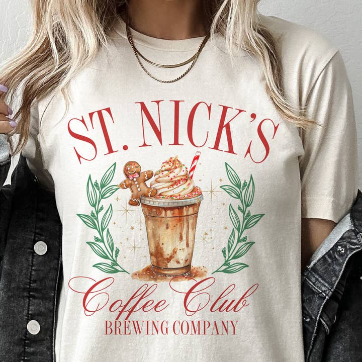 Par.tees by Party On! – Großhandel T-Shirt mit Siebdruck – Damen – St. Nicks Weihnachtskaffee-Club Weihnachtsgrafik-T-Shirt2