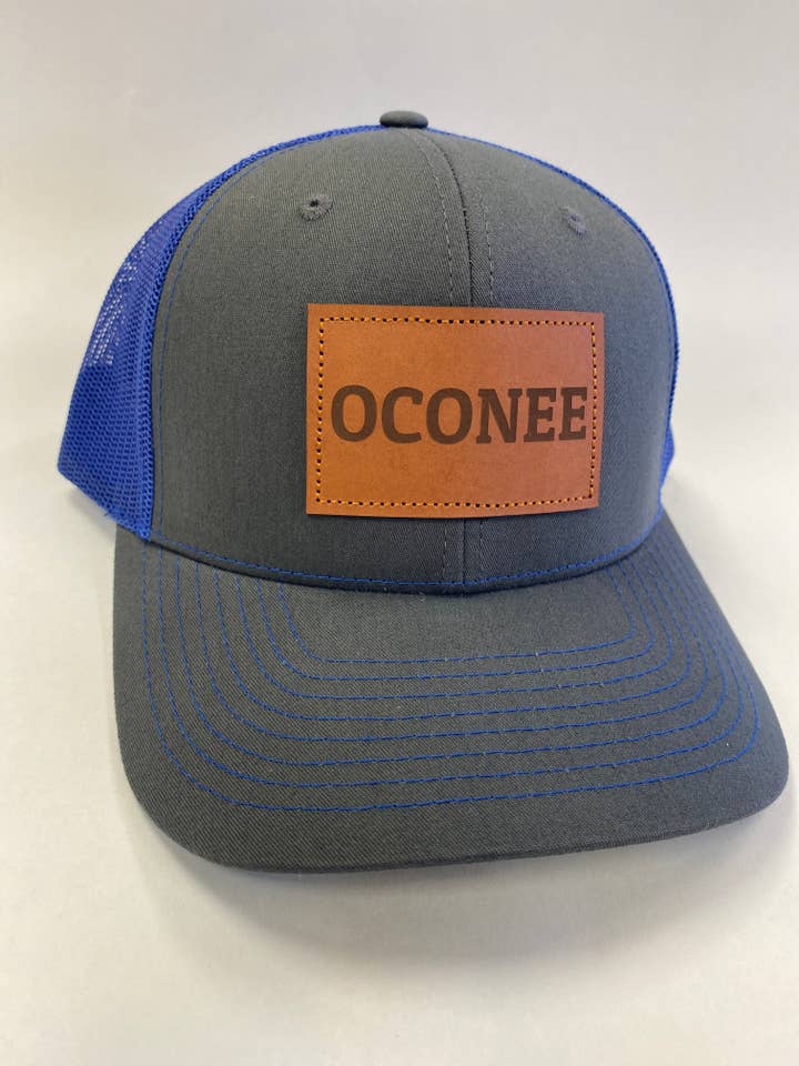 Cappello OCONEE Richardson 112 con toppa in pelle color antracite/blu per la vendita all'ingrosso da parte di Shirt and HAT Co.