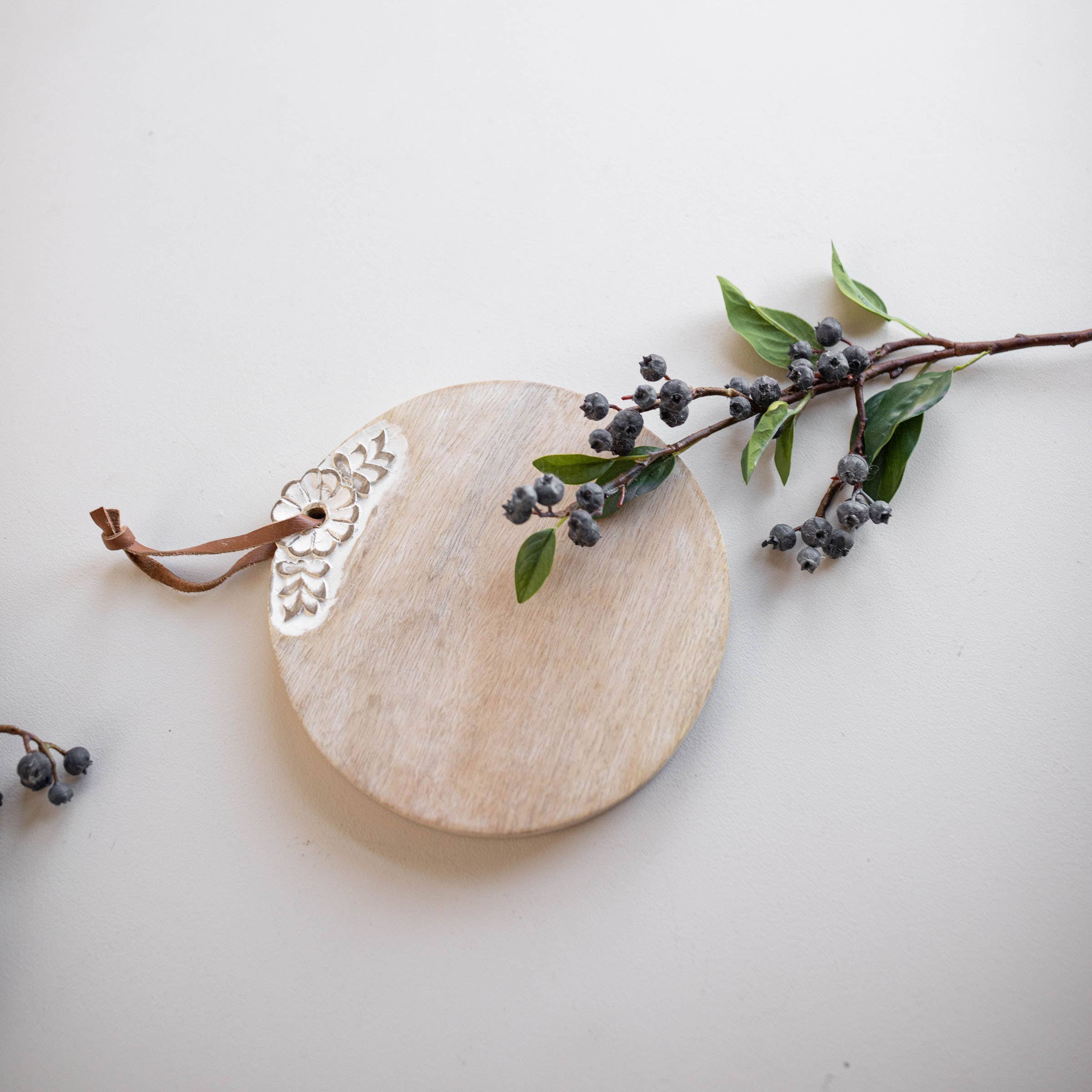 Foreside Home & Garden - Wholesale Cutting Board - Charlotte Small Round White Wood Cutting Board5