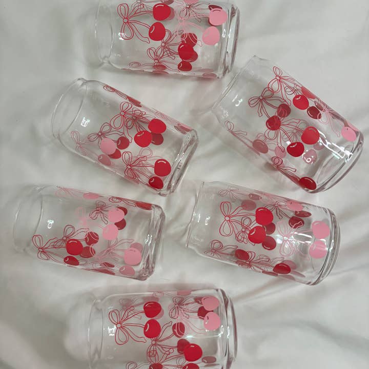 Verre en canette 16oz Cherry Darling pour la vente par Danielle's Dazzled Gifts