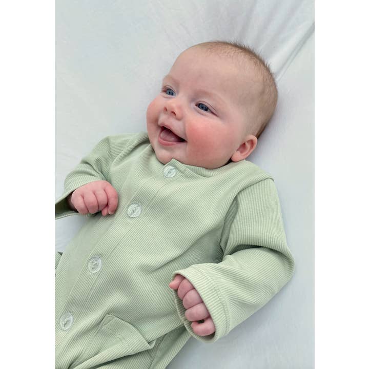 JOVIE | Barboteuse en matcha pour bébé pour la vente par Bow and Bo