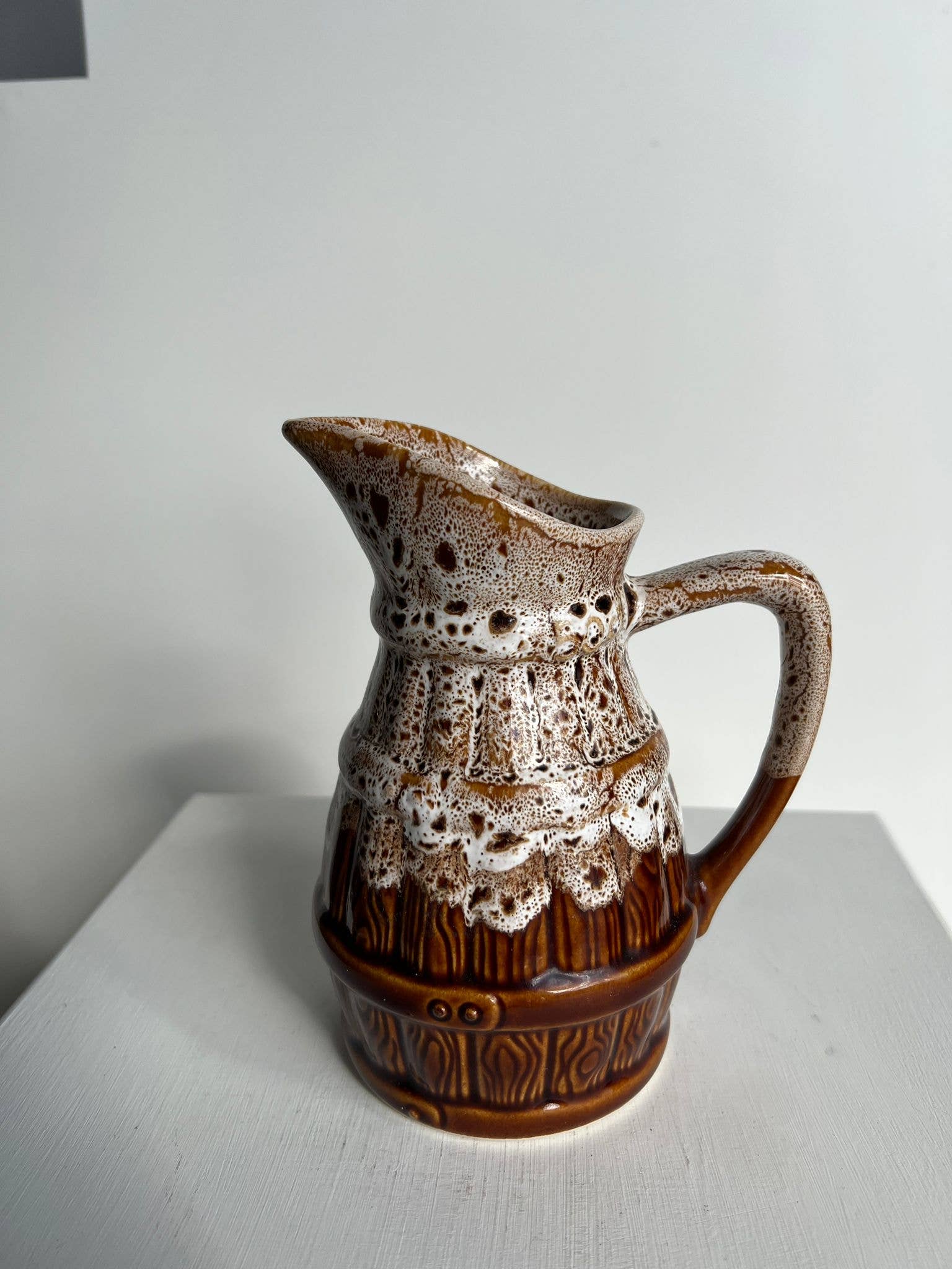 Office Objets – Objeto de mesa decorativo por atacado – Pequena jarra decorativa cerâmica vidrada com motivo de barril de cerveja30