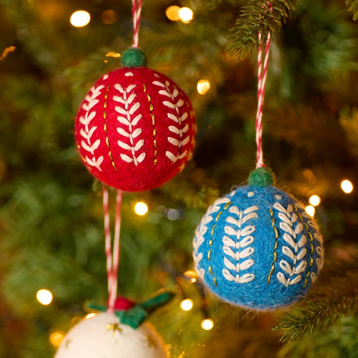 Palline di Natale in feltro ricamato e ulteriori Risultati per sfere di natale all'ingrosso. Resi gratuiti e termini di pagamento a 60 giorni su Faire in tendenza su Faire.