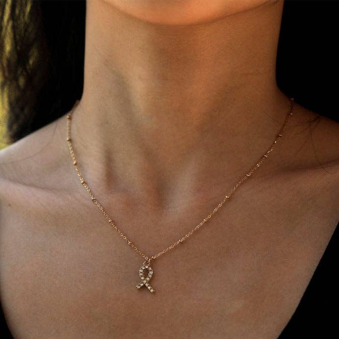 RIBBON Krebs-Kämpfer-Anhänger mit einem Pavé-Zirkonia-Band in Gold für den Großhandel von HACKNEY NINE