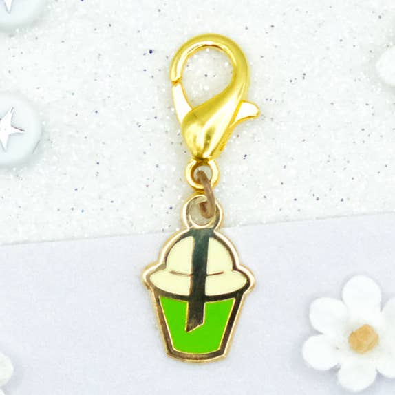 Matcha-Getränk-Charm - Charm-ing Kollektion für den Großhandel von Sparkles in the Wild