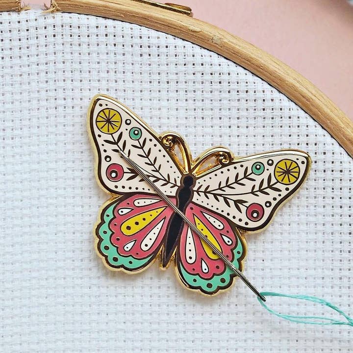 Minder ad ago magnetico a farfalla per la vendita all'ingrosso da parte di Caterpillar Cross Stitch