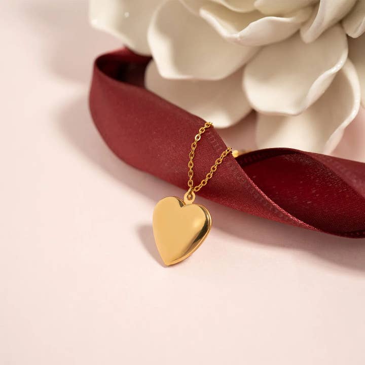 WJW - Wholesale Locket necklace - 18K Gold PVD Stainless Steel Heart Locket / PDL02397