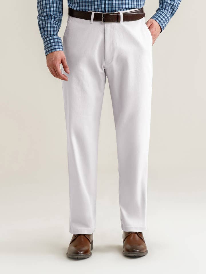 Chinos à coupe ajustée et devant plat – Crème pour la vente par Brian Oak Limited