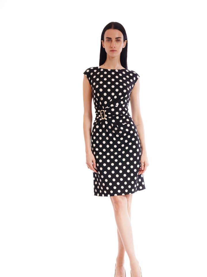 ABITO MIDI SENZA MANICHE CON SCOLLO A BARCA E DETTAGLIO IN METALLO IN VITA per la vendita all'ingrosso da parte di Donna Ricco