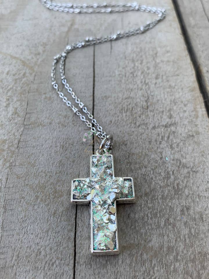 Kors halskæde for engroshandel hos Fierce Fringe Couture