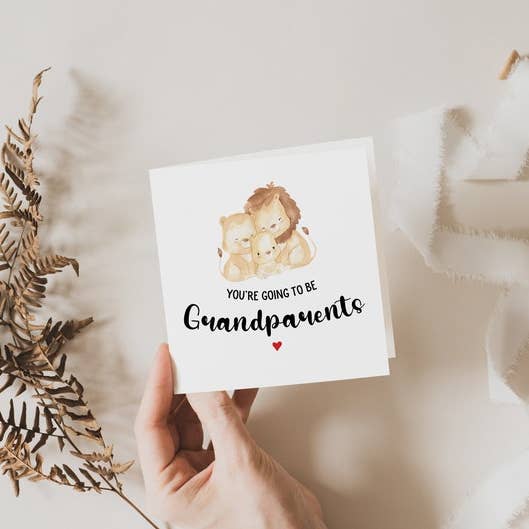 Carte « You're Going To Be Grandparents » avec un lion mignon pour la vente par Once Upon a Print UK