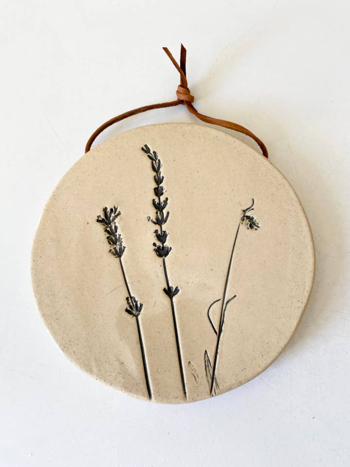 Colgante de pared mediano de cerámica botánica con impresión de lavanda para venta al por mayor de Hester's Studio
