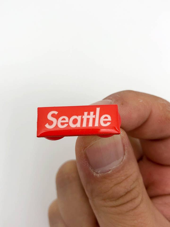 Seattle Red Box-logo-pin voor wholesale door Hype Pins