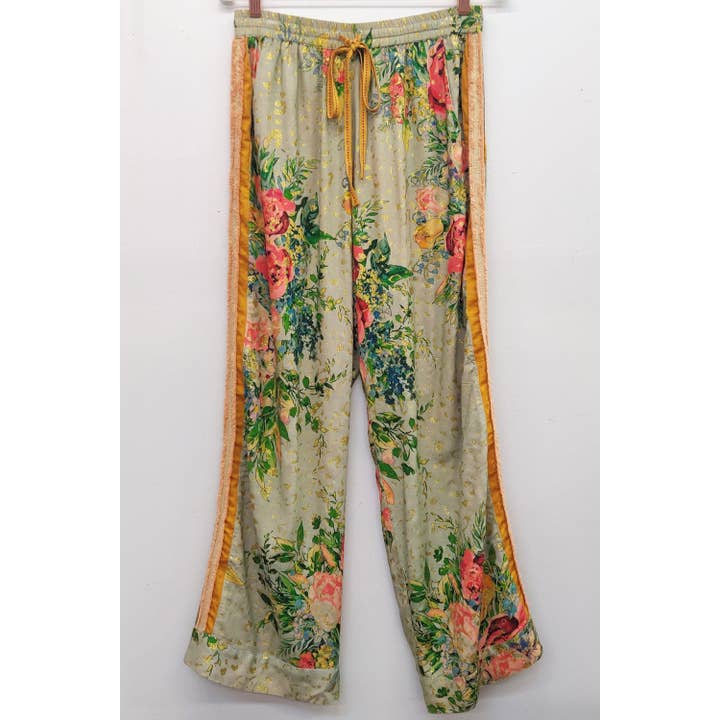 Calças Cordelia | Calças Florais de Perna Larga | Estilo Boho Lounge e outras tendências em Compre moda boho chic B2B. Devoluções gratuitas e condições de pagamento a 60 dias na Faire na Faire.