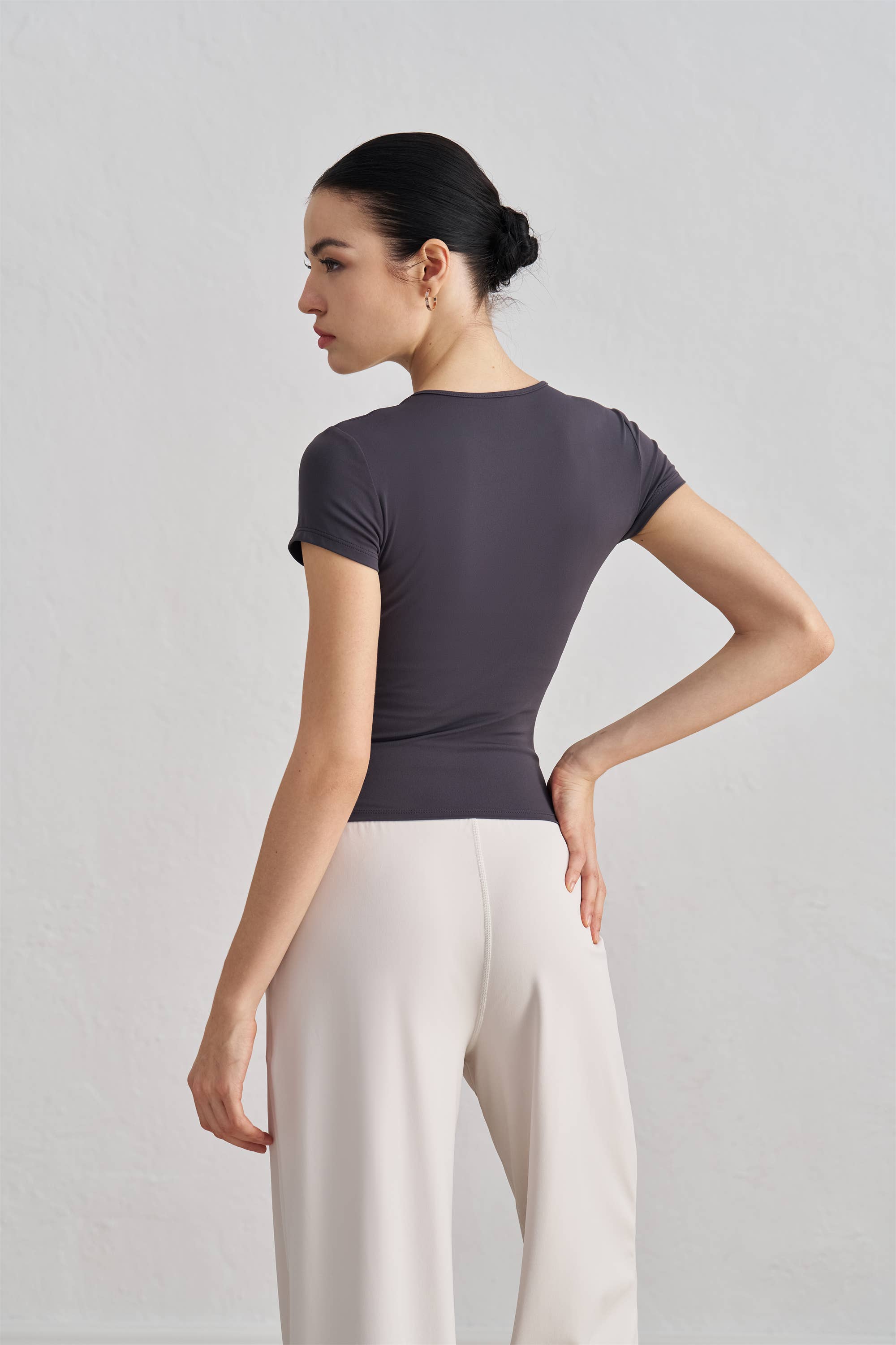 91thelabel - Vente Haut de sport – femme - T-shirt de sport sculpté à col rond et manches courtes Tessa14