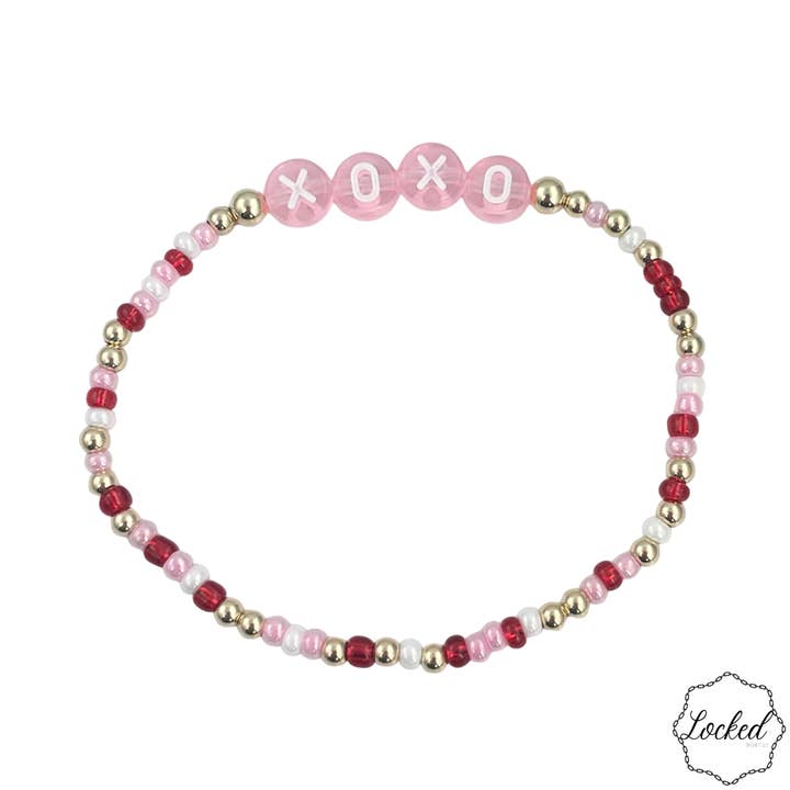 Bracelet en perles dorées rempli de baisers sucrés rose XOXO étincelants pour la vente par Locked by Lula 'n' Lee
