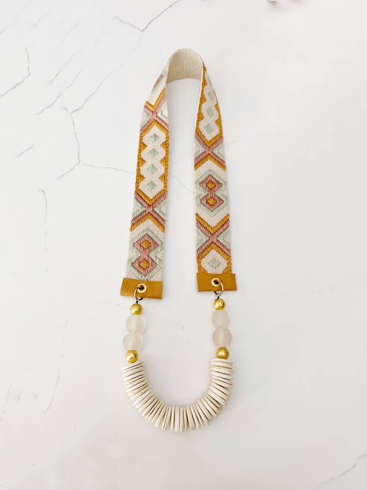 Collier en sangle de tissu Jacquard - Noix de coco et perles de verre neutres pour la vente par GentrybyJenna