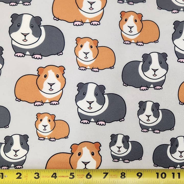 Tater Pets - Venta al por mayor Toalla para mascotas - Excepto gatos y perros - Tela de forro polar PRE-CORTADA de 2,5 yardas (165x241 cm) Ancho de 165 cm - Cobayas sobre gris