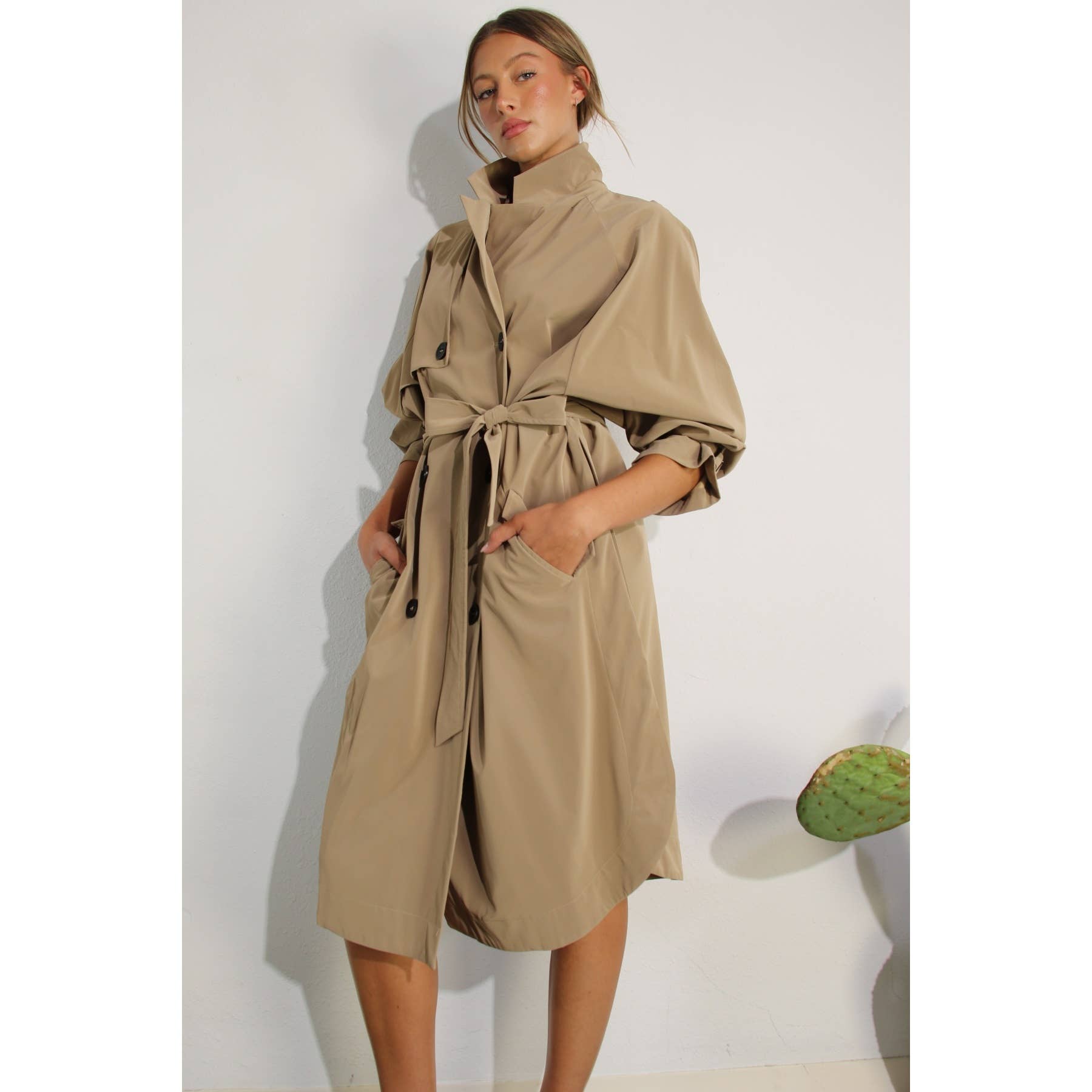 KHAKI TRENCHCOAT I KONSTLÄDER DUK för wholesale på Faire12