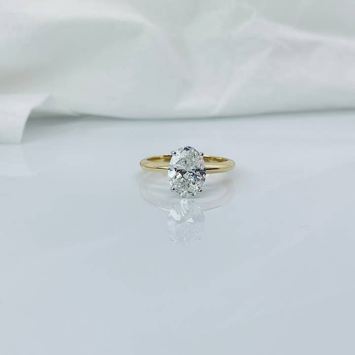 Tofarvet ovalskåret 14K massivt guld solitaire diamant forlovelsesring for engroshandel hos Triple C Diamonds