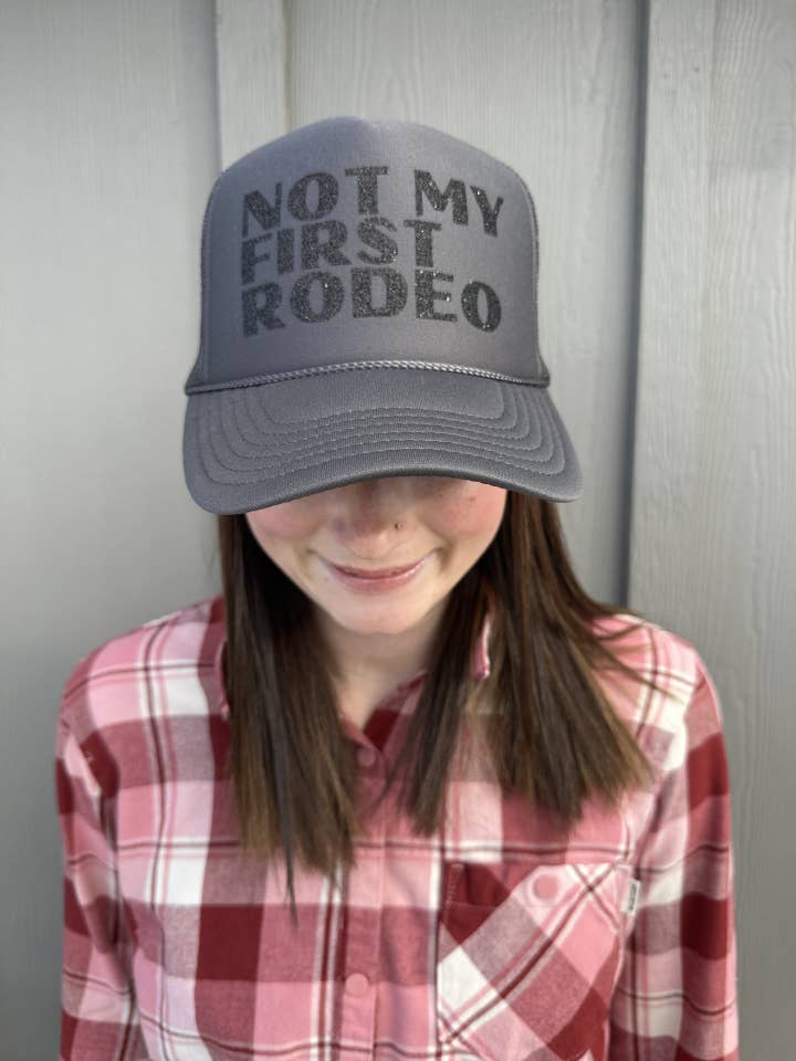 Niet mijn eerste Rodeo - Charcoal Trucker voor wholesale door Arnie + Ollie